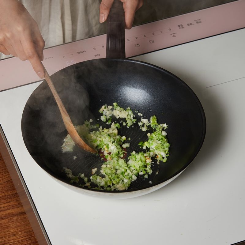 팬에 식용유를 두르고 다진 마늘, 다진 파를 넣어 6단에서 2분간 볶아주세요.