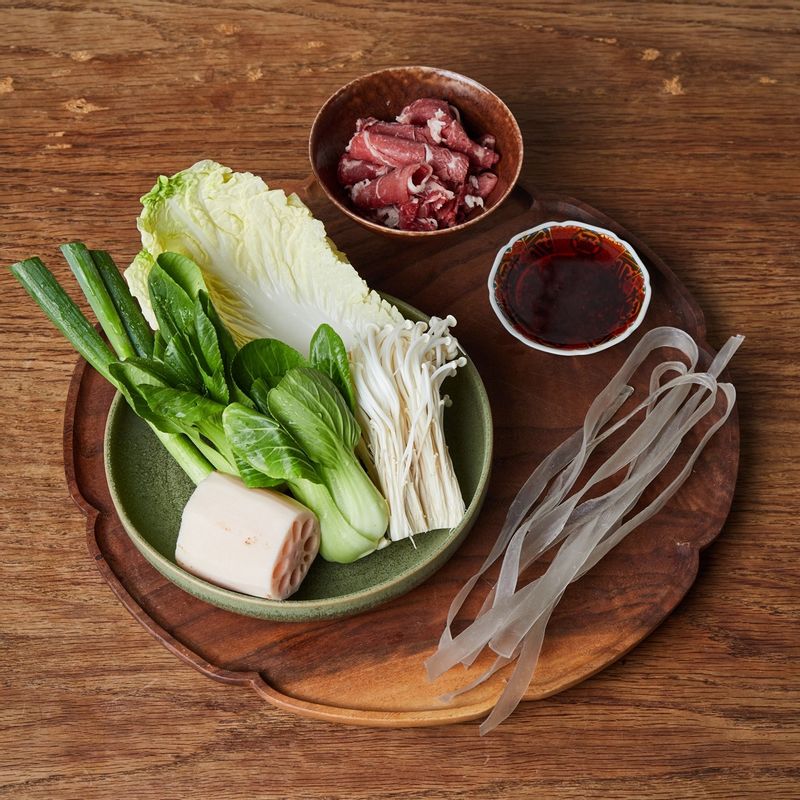마라샹궈을 위한 재료 이미지로 마라소스,알배추,청경채,연근,팽이버섯 등으로 구성 되어있습니다.