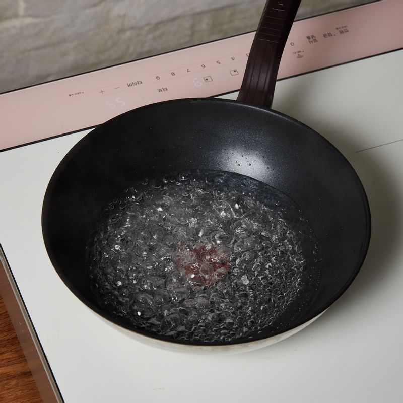 팬에 물 3컵을 넣고 9단에서 2분 30초간 끓여주세요.