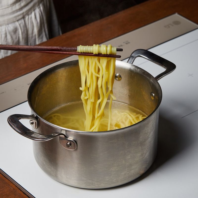 물이 끓으면 면을 넣고 1분간 젓가락으로 저어가며 데친 후 채반에서 물기를 빼주세요.