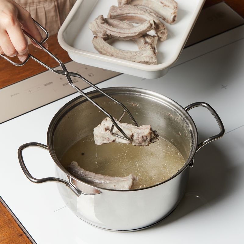 등갈비는 건져내고 삶은 물은 버려주세요.