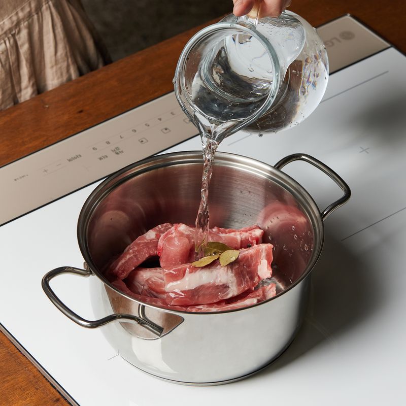 냄비에 등갈비를 넣고 물을 부어 9단에서 20분간 삶아주세요.