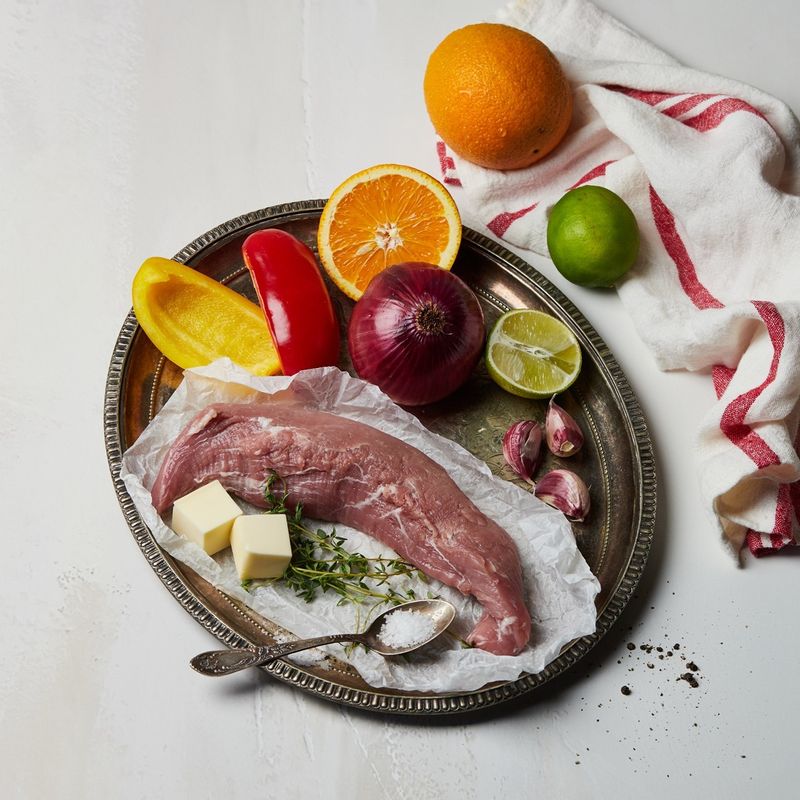 돼지안심 스테이크을 위한 재료 이미지로 돼지고기 안심,올리브오일,버터,타임,마늘 등으로 구성 되어있습니다.