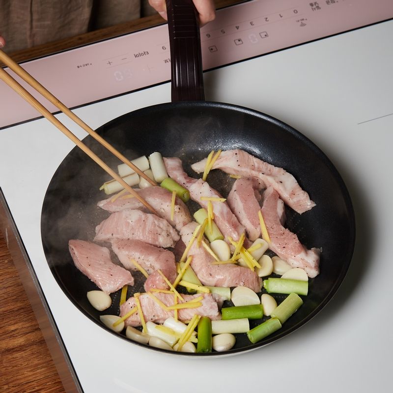 항정살과 대파, 마늘을 넣고 7단에서 3분간 구워주세요. 
(tip. 항정살을 반으로 자르면 먹기 편리해요)