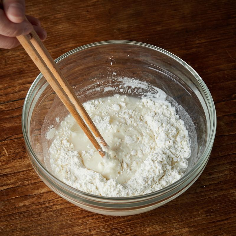 볼에 반죽 재료를 넣고 섞어주세요. 밑간한 삼겹살에 밀가루옷을 얇게 입힌 후 반죽을 묻혀주세요.