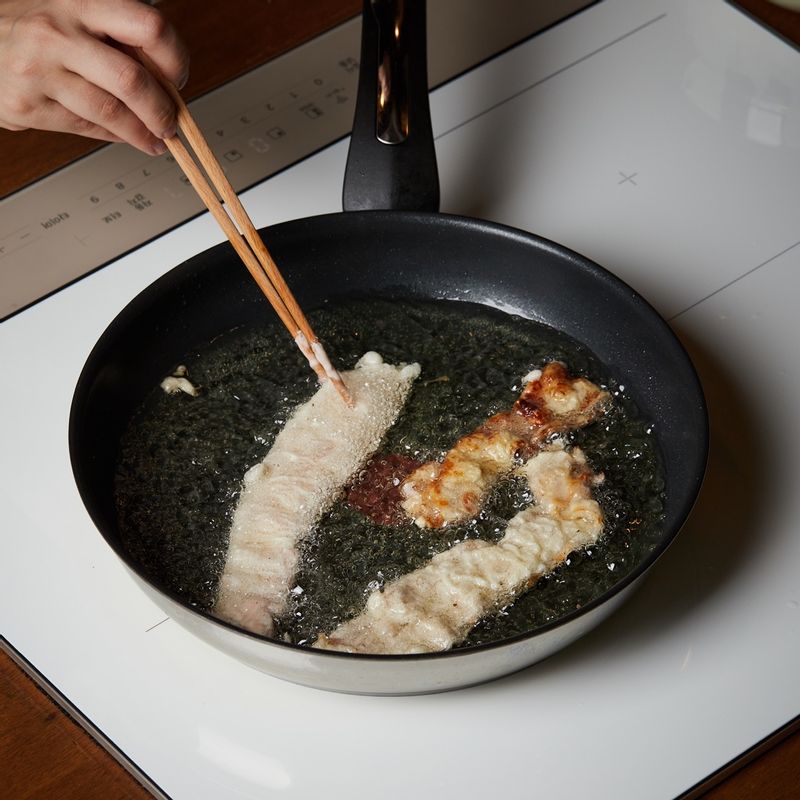 반죽을 묻힌 삼겹살을 넣고 7단에서 3분간 뒤집어가며 노릇하게 튀겨주세요.
(tip. 삼겹살을 한번에 많이 넣으면 기름의 온도가 떨어지니 2번에 나누어 튀겨주세요)