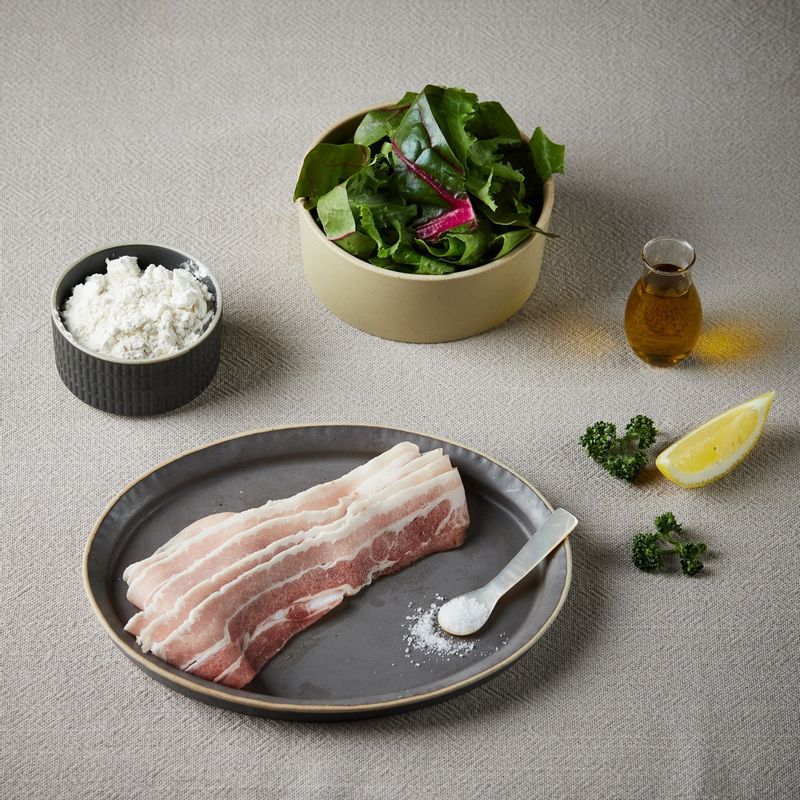 대패삼겹 튀김 샐러드을 위한 재료 이미지로 대패삼겹살,식용유,샐러드 믹스 등으로 구성 되어있습니다.