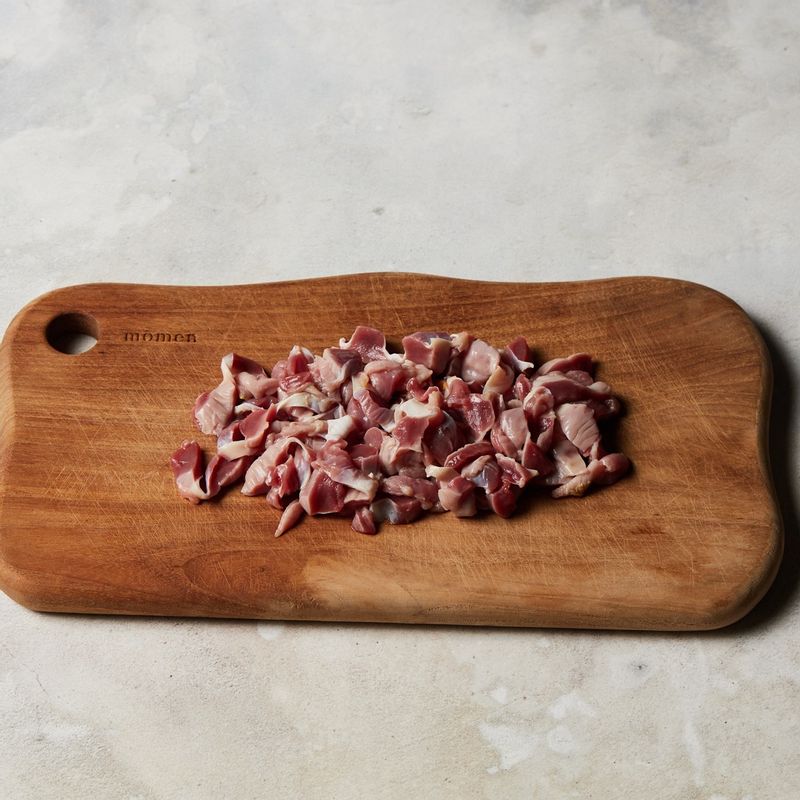 닭 근위는 물에 깨끗이 씻어 먹기 좋게 썰어주세요.