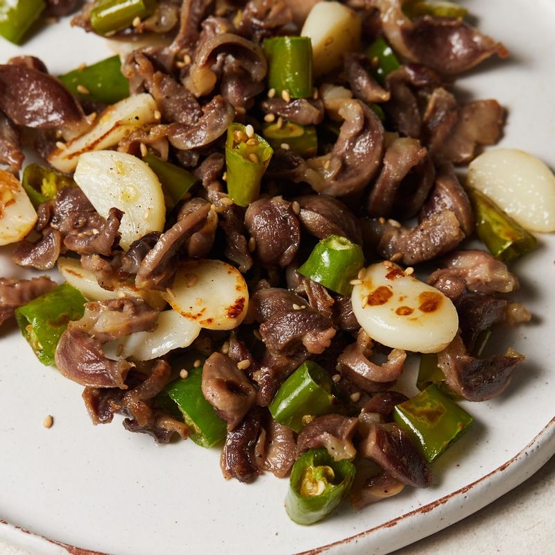 완성된 닭똥집 마늘볶음을 접시에 담고 참기름, 통깨를 뿌려 맛있게 즐겨주세요.