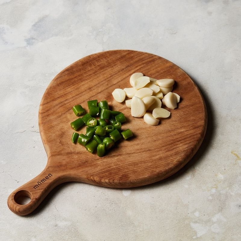 마늘은 반으로 자르고 청양고추는 도톰하게 썰어주세요.