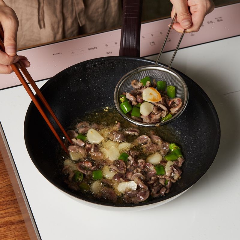채반에 올려 기름을 빼고 맛소금, 후추를 뿌려 7단에서 1분간 볶아주세요.