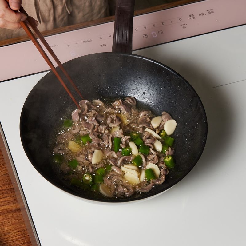 마늘과 고추를 넣고 7단에서 1분 30초간 더 튀겨주세요.