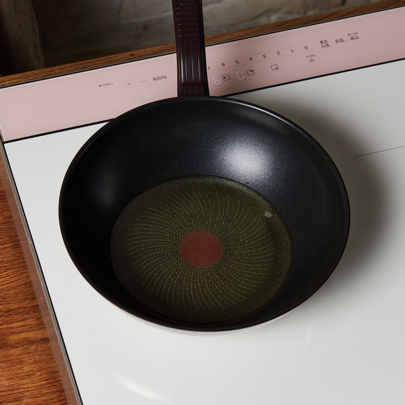 팬에 기름을 넣고 9단에서 3분간 예열해 주세요.