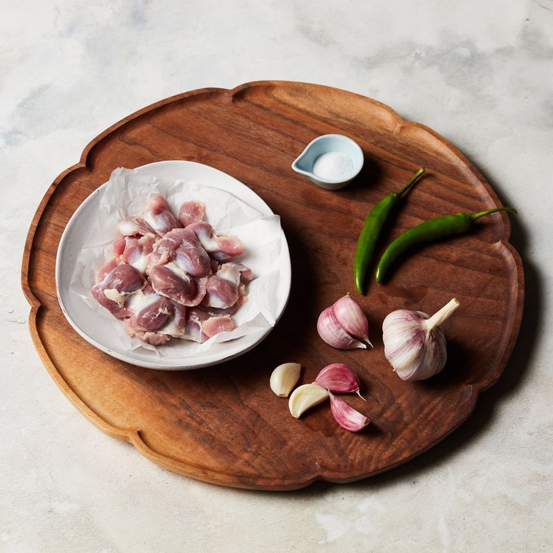 닭똥집 마늘볶음을 위한 재료 이미지로 닭 근위,마늘,청양고추,식용유 등으로 구성 되어있습니다.