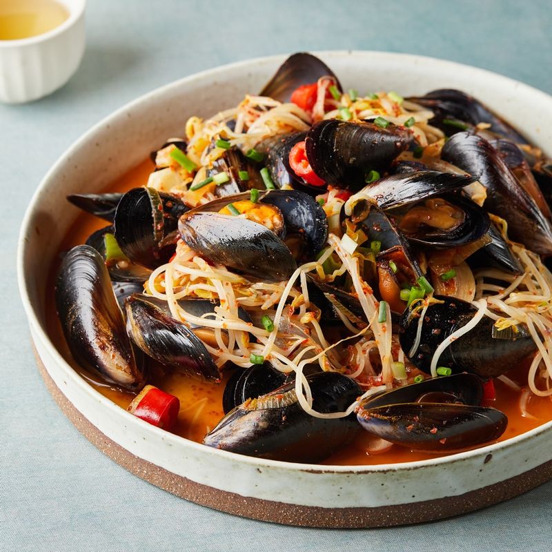 완성된 홍합볶음에 송송 썬 쪽파를 뿌려 맛있게 즐겨주세요.