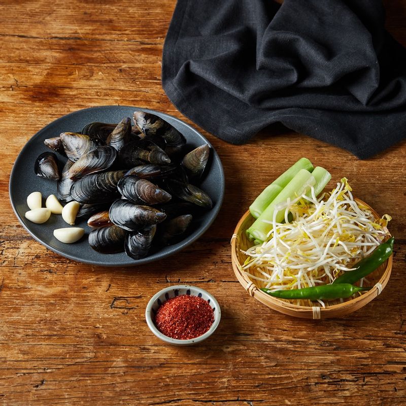 매콤 홍합볶음을 위한 재료 이미지로 홍합,식용유,숙주,대파,양파 등으로 구성 되어있습니다.