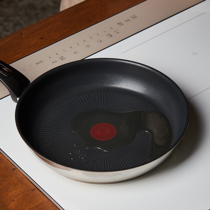 팬에 식용유를 두르고 양파, 대파, 양배추를 넣고 7단에서 2분간 볶아주세요.