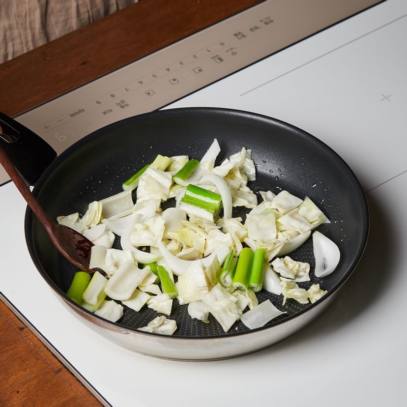 소시지와 통조림 햄, 베이크드빈스, 양념 재료를 넣어 6단에서 2분간 볶아주세요.