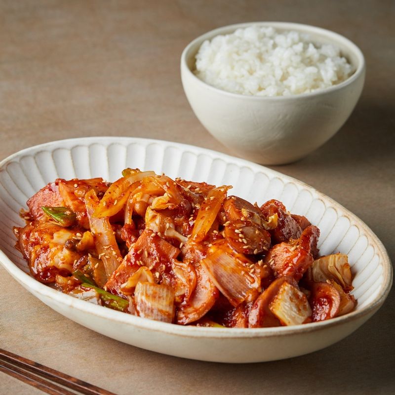 완성된 부대볶음을 접시에 담고 통깨를 뿌려 맛있게 즐겨주세요.