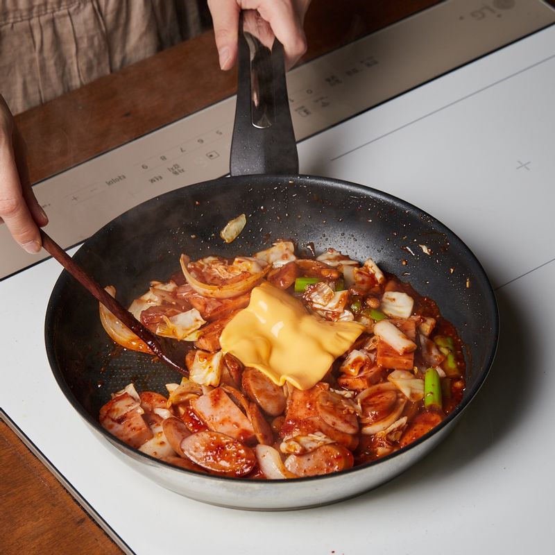 슬라이스 치즈를 넣고 3단에서 1분간 볶아주세요.