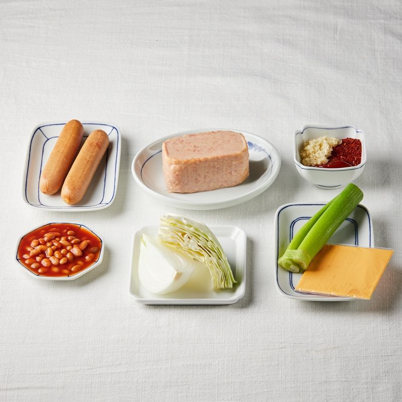 부대볶음을 위한 재료 이미지로 통조림햄,소시지,양배추,양파,베이크드빈스(생략 가능) 등으로 구성 되어있습니다.