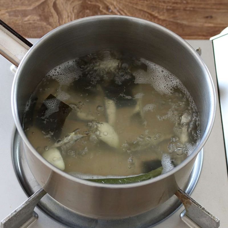 냄비에 국물재료를 넣고 끓이다가, 끓어오르면 다시마를 건져내고 10분 정도 끓인 후 체에 걸러주세요.