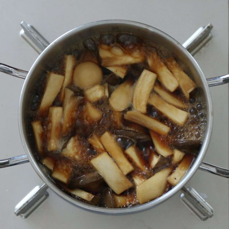 냄비에 양념 재료를 넣고 끓어오르면 메추리알을 넣고, 간장색이 배어나게 조려지면 새송이버섯을 넣고 8분 정도 끓여주세요.