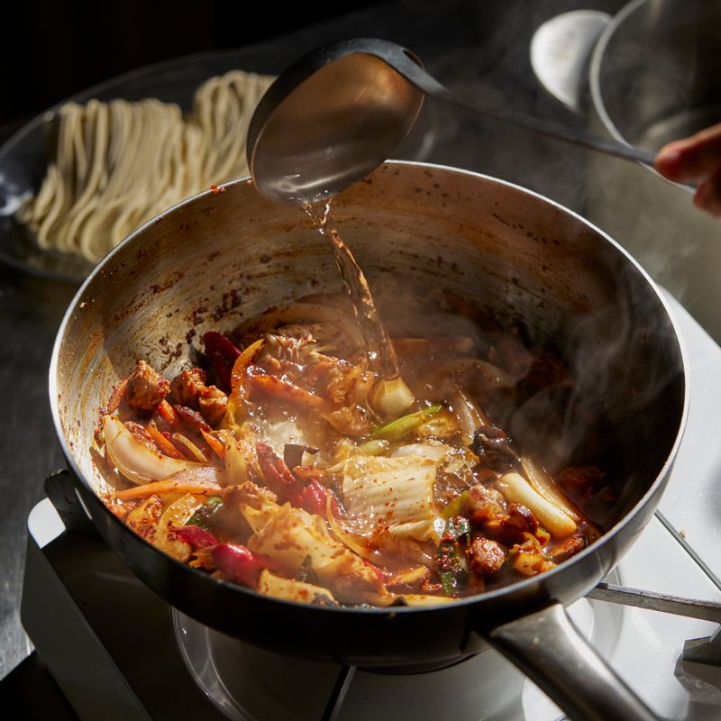 팬에 준비된 물의 반을 넣고 소금, 치킨파우더, 후춧가루를 넣고 팔팔 끓여주세요. 채소가 육수에 우러나도록 끓인 후 나머지 물을 더 넣고 더 끓여주세요. 손질한 해물을 넣어 끓이다가 마지막으로 청경채를 넣어 완성해 주세요.
(tip. 물은 다른 냄비에 팔팔 끓여 뜨거운 상태로 넣어주면 더욱 좋아요)
(tip. 물 대신 시판용 사골육수를 넣어도 좋아요)