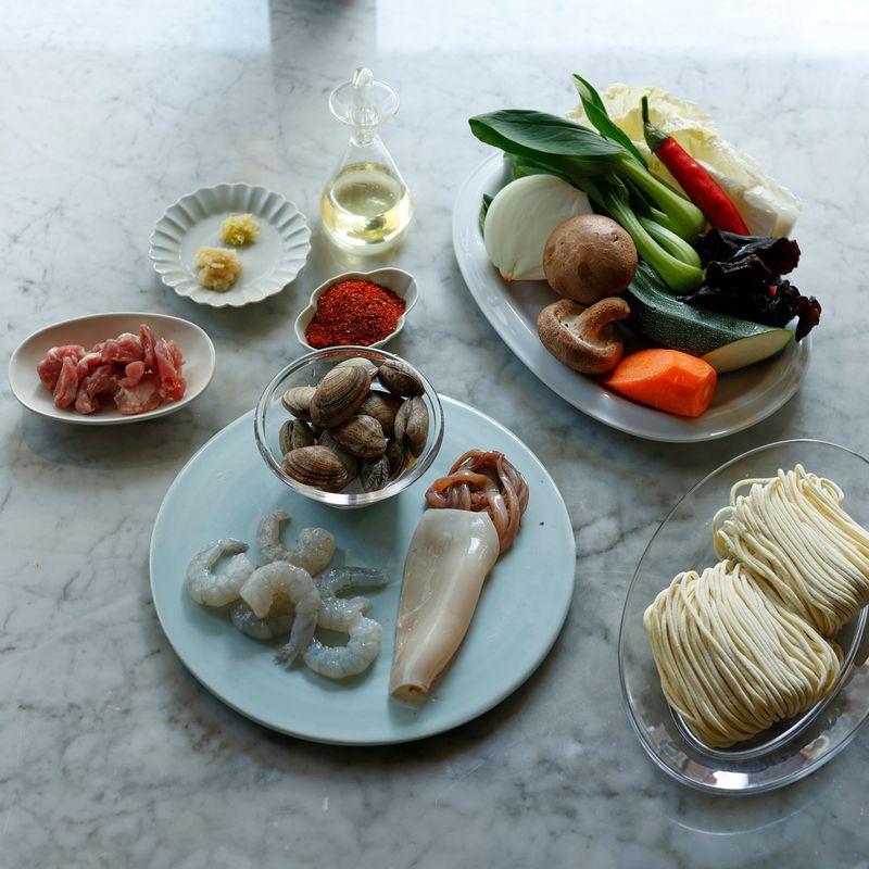 짬뽕을 위한 재료 이미지로 오징어,알새우,바지락,돼지고기,양파 등으로 구성 되어있습니다.