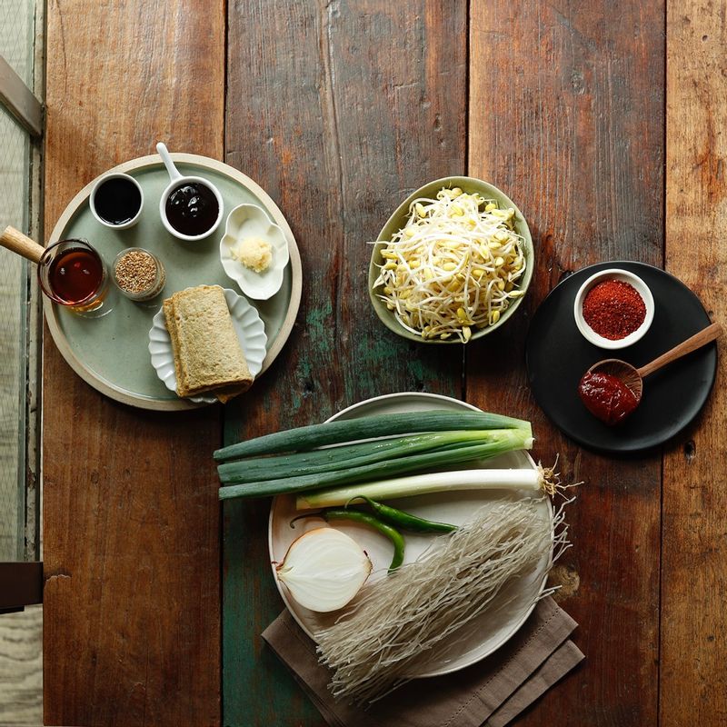 빨간 잡채을 위한 재료 이미지로 건당면,양파,대파,어묵,콩나물 등으로 구성 되어있습니다.