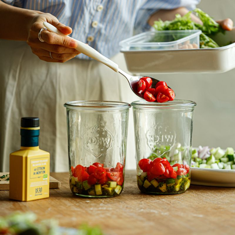 적당한 크기의 병에 오이-방울토마토-병아리콩-그린 올리브-블랙 올리브-치커리 또는 루꼴라-적양파를 넣고 페타치즈를 손으로 부숴 올려주세요.