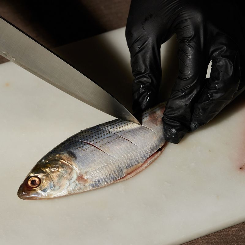 양쪽 면에 칼집을 내준 후 키친타월로 물기를 닦아주세요. 소금을 골고루 뿌려 밑간을 해주세요.