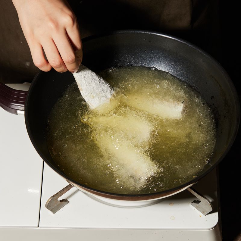 165도의 기름에 전어를 넣어 노릇해질 때까지 튀겨낸 후 건졌다가 한번 더 튀겨주세요.
(tip. 요리용 온도계가 있다면 사용해서 온도를 체크해 주세요)