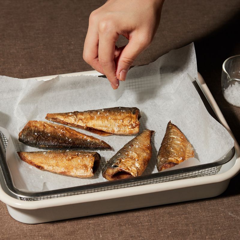 완성된 전어튀김을 맛있게 즐겨주세요.
(tip. 기호에 따라 소금을 뿌리거나 간장, 레몬을 곁들이면 더욱 맛있답니다)