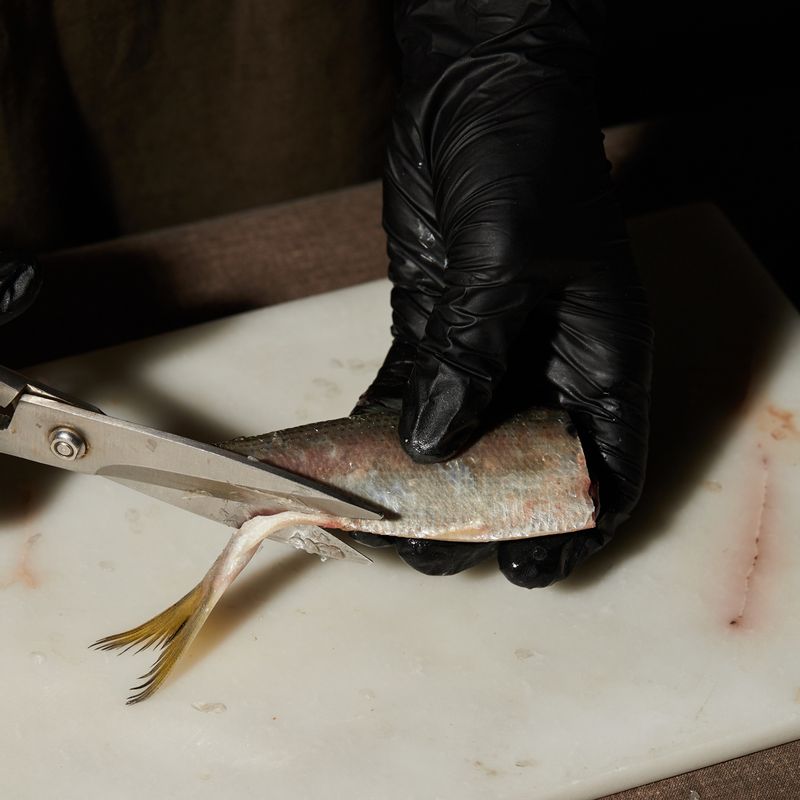 칼등으로 전어의 비늘을 벗겨주세요. 가위를 이용해 전어의 머리와 꼬리, 지느러미 부분을 잘라주세요. 꼬리의 아랫부분을 칼로 갈라 내장을 제거하고 흐르는 물로 깨끗하게 씻어주세요.
(tip. 내장을 제거할 경우 작은 솔을 이용하면 더욱 좋아요)