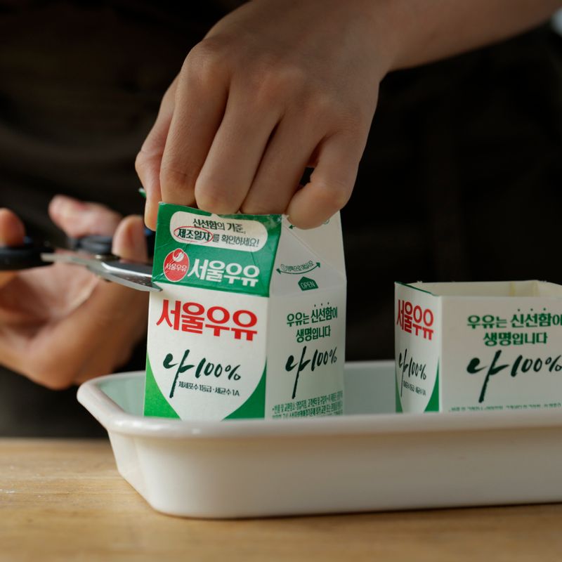 버터 나이프 또는 칼로 푸딩과 우유팩 틈새를 분리시킨 후 접시에 거꾸로 올려주세요. 조심스럽게 우유팩을 제거해 주세요. 완성된 푸딩을 맛있게 즐겨주세요.