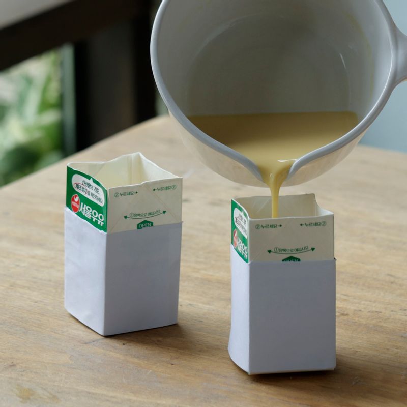 우유팩에 계란물을 부은 후 끈으로 윗부분을 고정해 주세요.