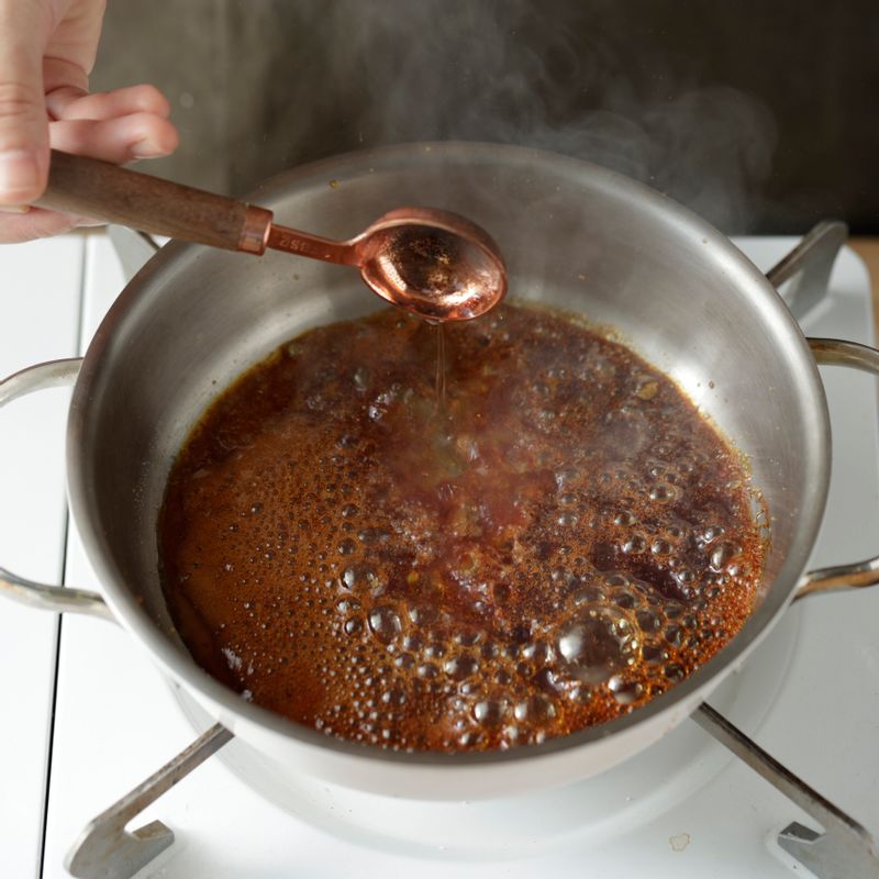 작은 팬에 설탕을 넣고 약불에서 달궈주세요. 카라멜처럼 진한 갈색으로 바뀌면서 보글보글 끓으면 저어 섞다가 불을 꺼주세요. 뜨거운 물을 2큰술 넣고 섞어 카라멜시럽을 완성해 주세요. 씻어 놓은 우유팩에 카라멜 시럽을 부어 굳혀주세요.
(tip. 설탕이 녹기 전까지 젓지 말고 그대로 두어 녹여주세요)