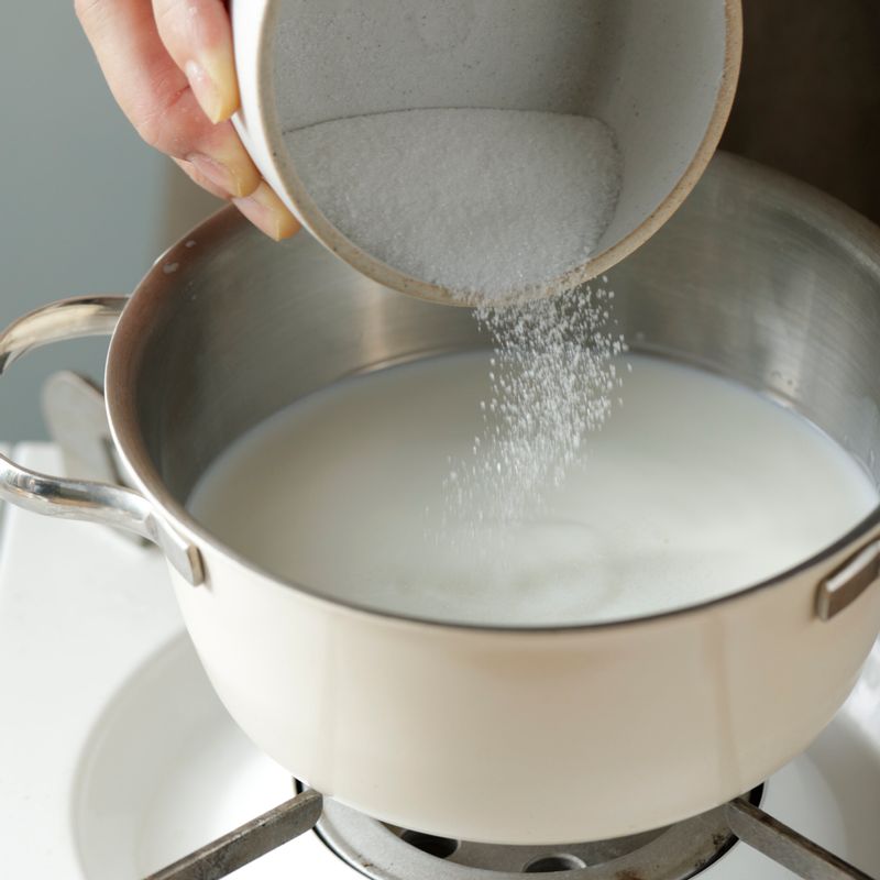 냄비에 우유와 설탕을 붓고 약불에서 데워주세요.
(tip. 우유는 설탕이 녹을 정도로만 데워주세요)