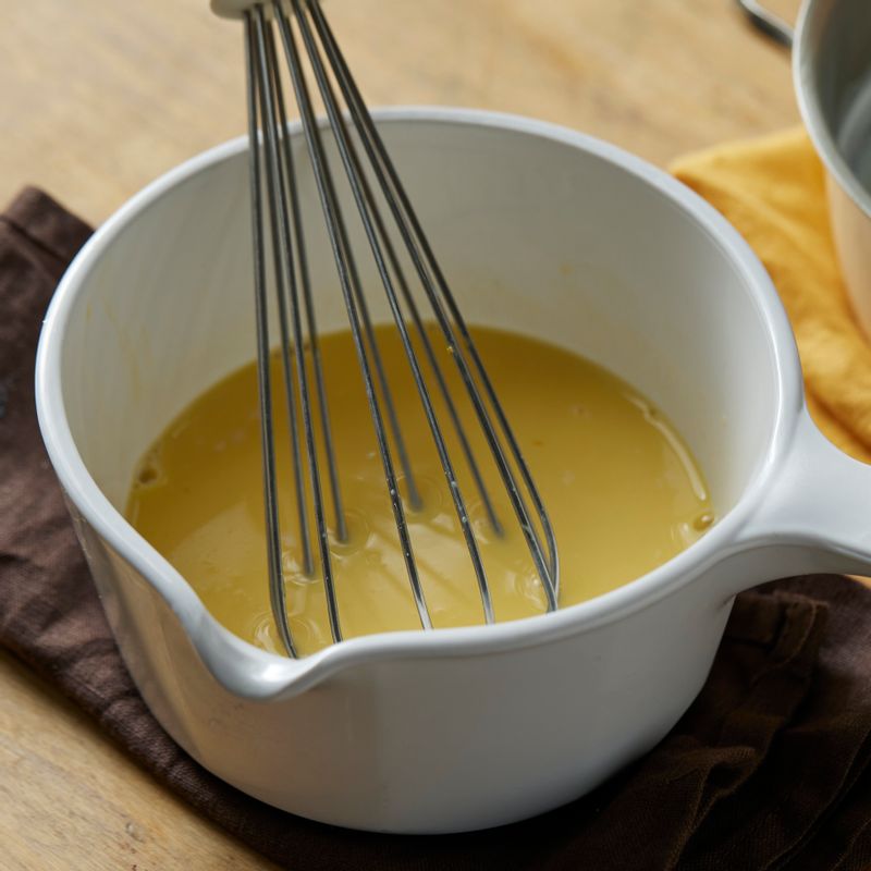 볼에 달걀과 노른자를 넣고 골고루 섞어주세요.
(tip. 거품이 나지 않도록 거품기를 바닥에 넣고 살살 섞어주세요)