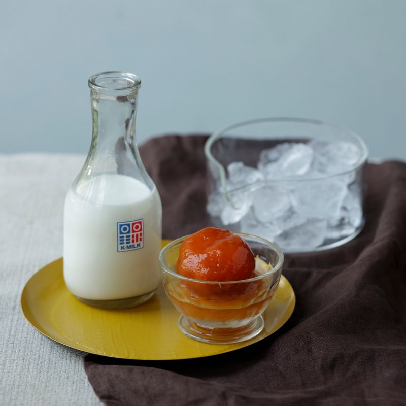 홍시 아이스 라떼을 위한 재료 이미지로 아이스 홍시,우유,메이플시럽,얼음 등으로 구성 되어있습니다.