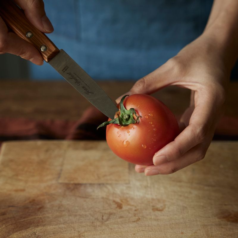 양파는 껍질을 벗긴 후 깨끗이 씻고, 토마토는 꼭지를 뗀 후 깨끗이 씻어주세요. 당근은 껍질을 벗긴 후 적당한 크기로 잘라주세요.