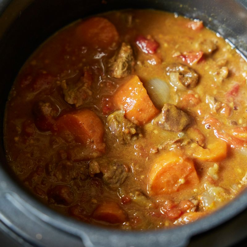 완성된 카레를 골고루 섞어주세요.