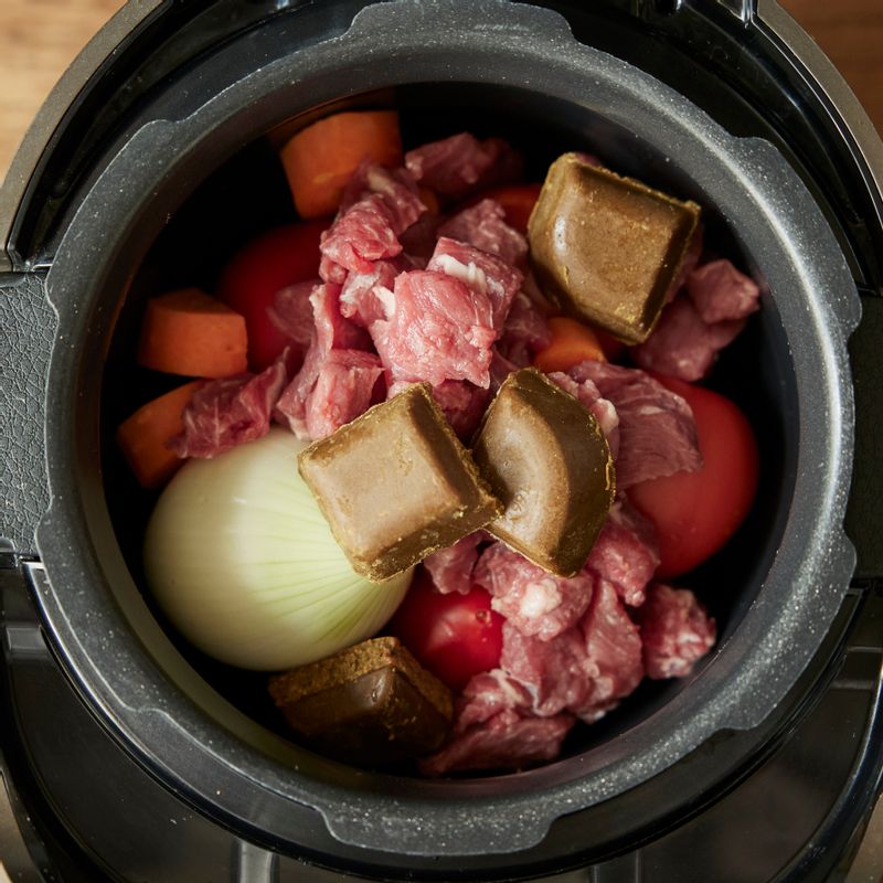 밥솥에 모든 재료를 넣고 만능찜 모드로 조리해 주세요. (약 60분 소요)