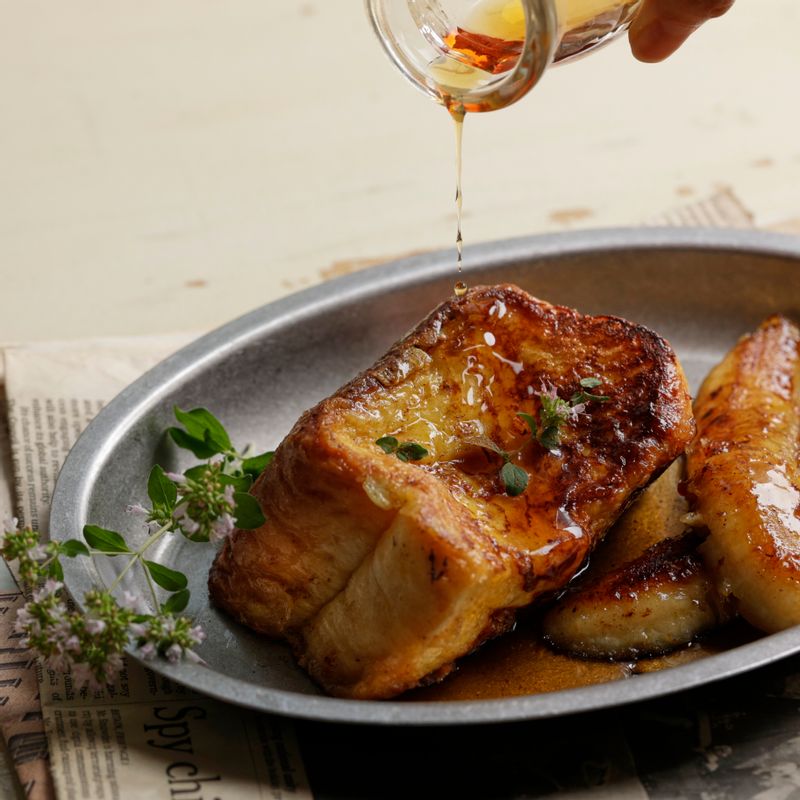 그릇에 프렌치 토스트를 담고 메이플시럽과 시나몬파우더를 뿌려 맛있게 즐겨주세요.