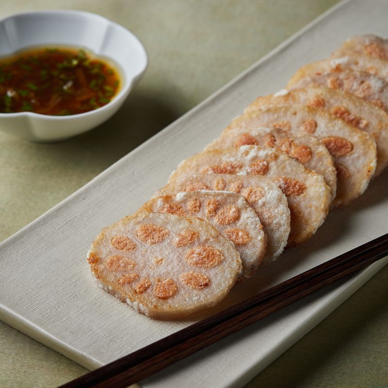 완성된 명란 연근전을 접시에 담아 소스와 함께 맛있게 즐겨주세요.