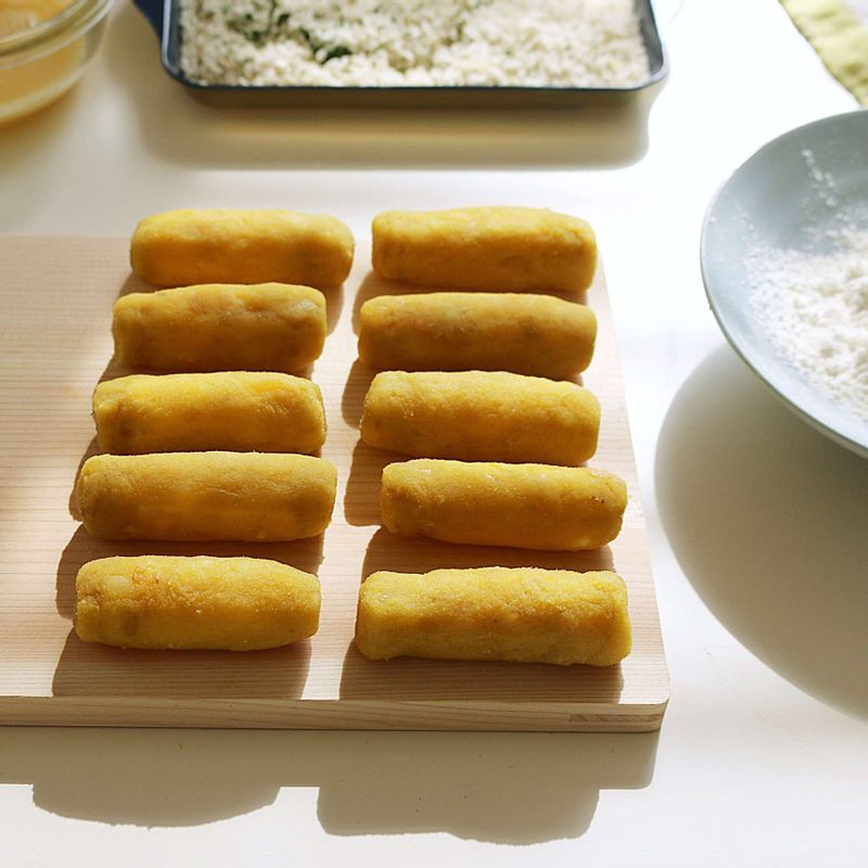 으깬 고구마로 치즈를 감싸주세요.