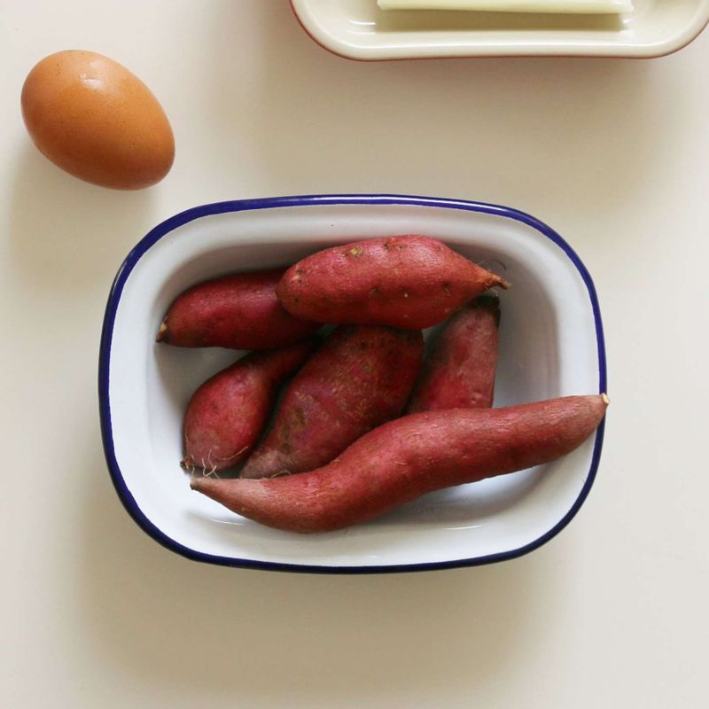 잘 씻은 고구마를 찜기에 넣고 20분 정도 익혀주세요. 찐고구마는 껍질을 벗기고 볼에 담아 으깬 후, 약간의 소금과 후추로 간을 해주세요.