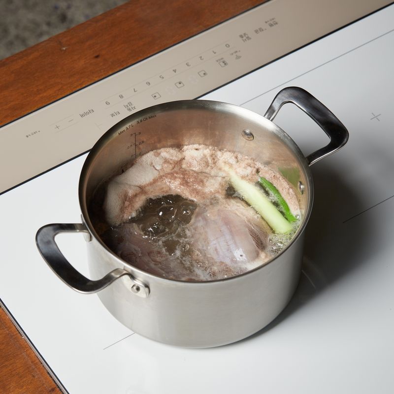 삶은 사태는 한 김 식힌 후 한입 크기로 썰어주세요.