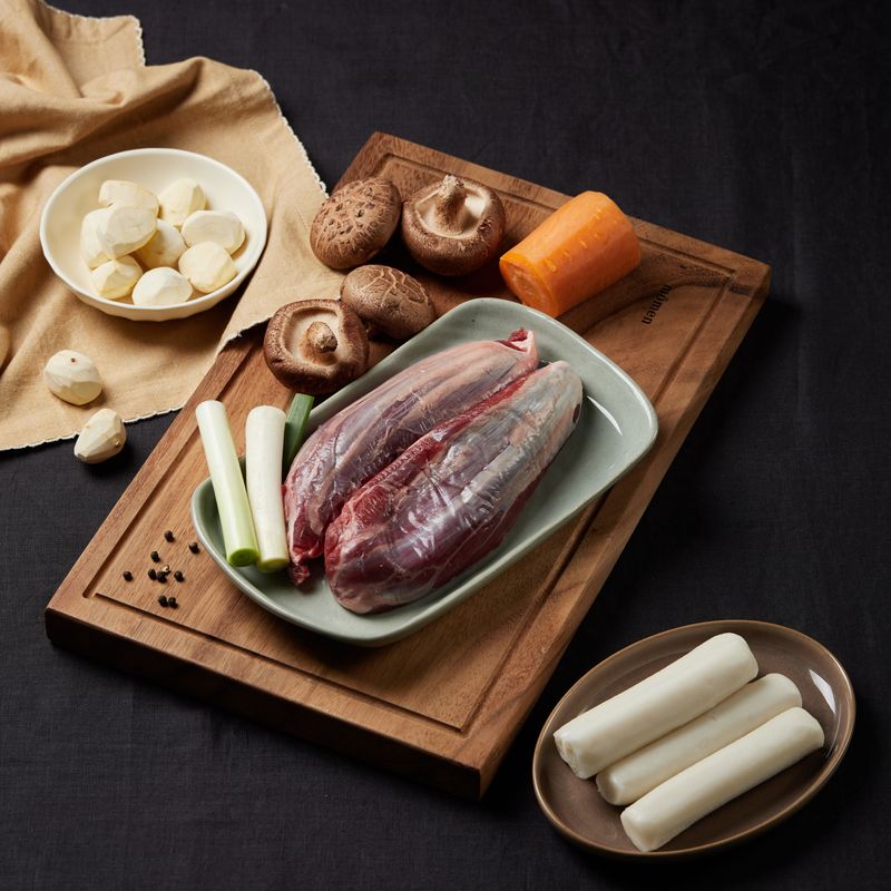 사태 떡찜을 위한 재료 이미지로 사태,가래떡,당근,표고버섯,밤 등으로 구성 되어있습니다.